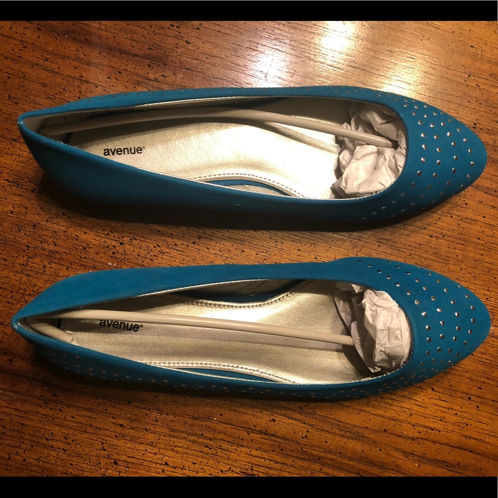 NIB Turquoise Flats with Studs